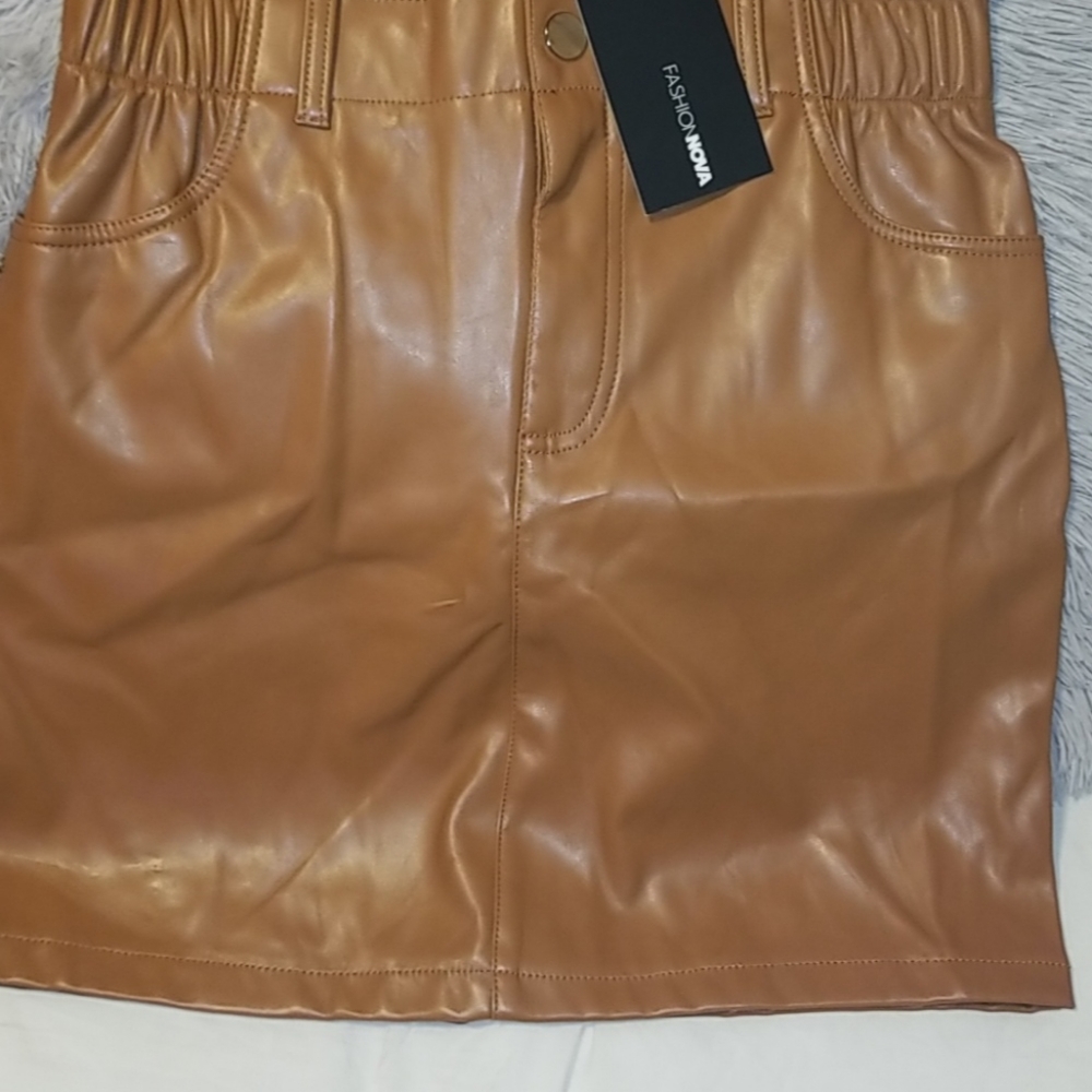 Leather skirt ( size M) New